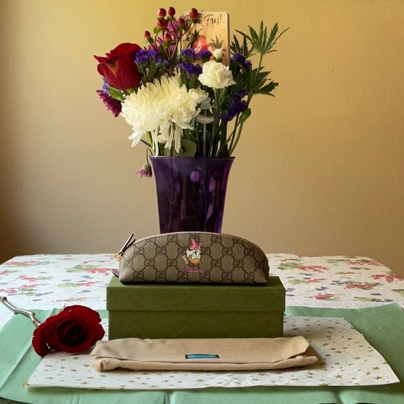 🎀🛍🎀  GUCCI X DISNEY DAISY DUCK PENCIL CASE 🎀🛍🎀 NWT 🎀🛍🎀 - Picture 3 of 16